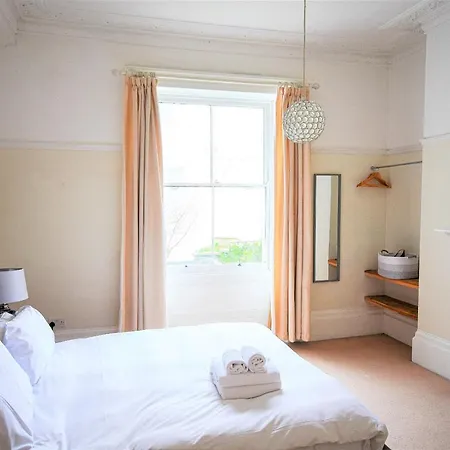 Peaceful & Pretty 2 Bedroom Flat Near Clifton Lägenhet *