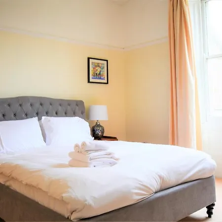 Peaceful & Pretty 2 Bedroom Flat Near Clifton