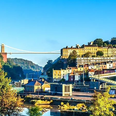 Peaceful & Pretty 2 Bedroom Flat Near Clifton *