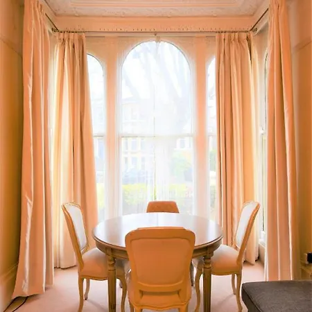 Peaceful & Pretty 2 Bedroom Flat Near Clifton * Бристоль