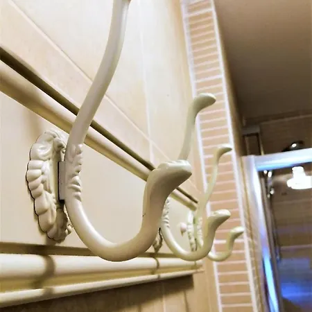 Peaceful & Pretty 2 Bedroom Flat Near Clifton * Бристоль