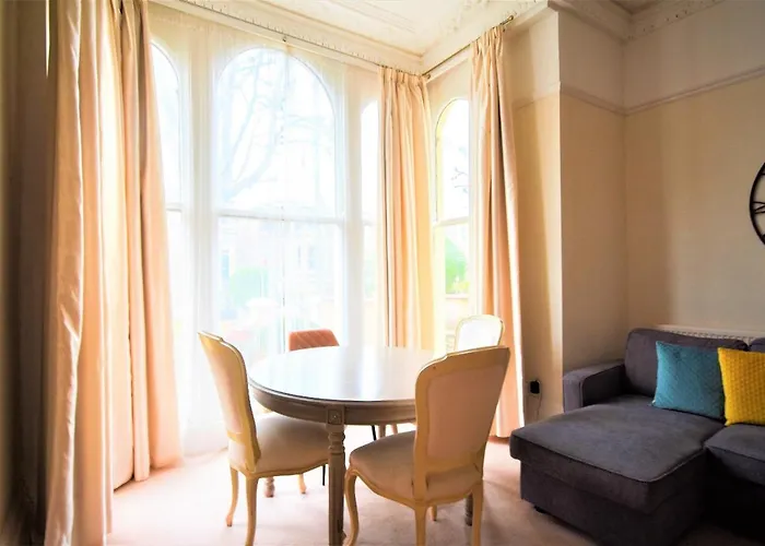 Apartment Peaceful & Pretty 2 Bedroom Flat Near Clifton