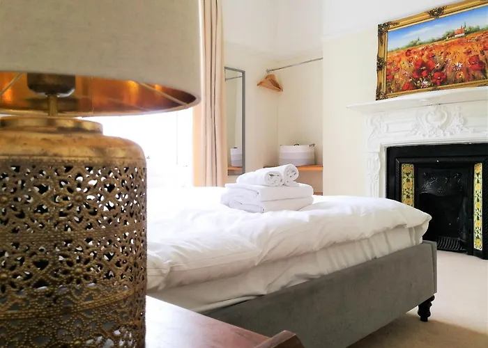 Peaceful & Pretty 2 Bedroom Flat Near Clifton *