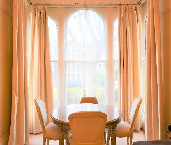 Peaceful & Pretty 2 Bedroom Flat Near Clifton * Bristol