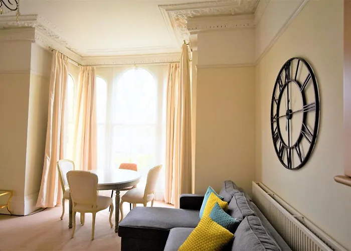 Peaceful & Pretty 2 Bedroom Flat Near Clifton