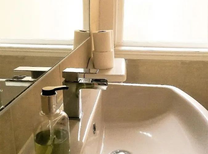 Peaceful & Pretty 2 Bedroom Flat Near Clifton Apartment