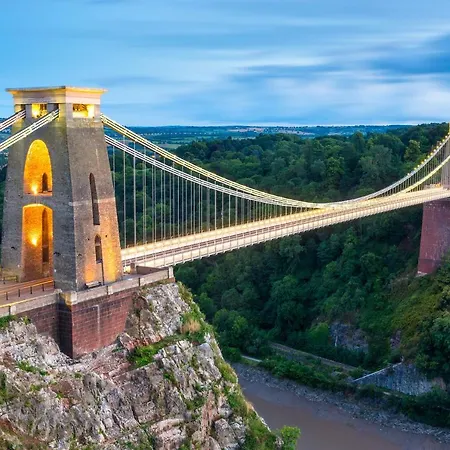 Peaceful & Pretty 2 Bedroom Flat Near Clifton