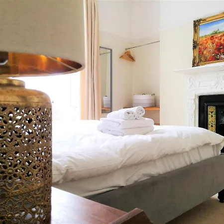 Peaceful & Pretty 2 Bedroom Flat Near Clifton *