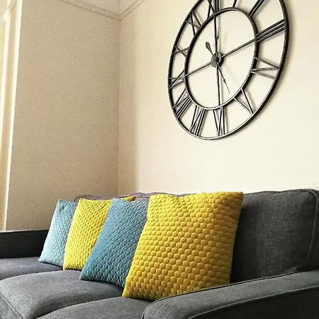 Peaceful & Pretty 2 Bedroom Flat Near Clifton