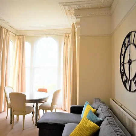 Peaceful & Pretty 2 Bedroom Flat Near Clifton