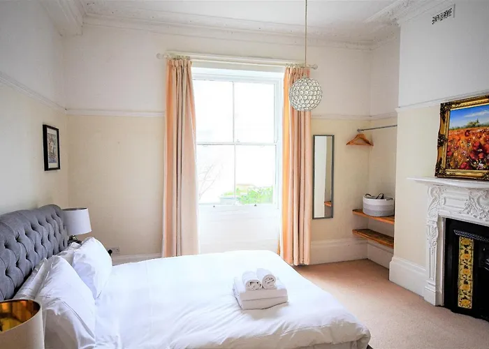 Peaceful & Pretty 2 Bedroom Flat Near Clifton Apartman *