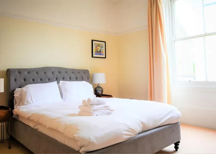 Peaceful & Pretty 2 Bedroom Flat Near Clifton